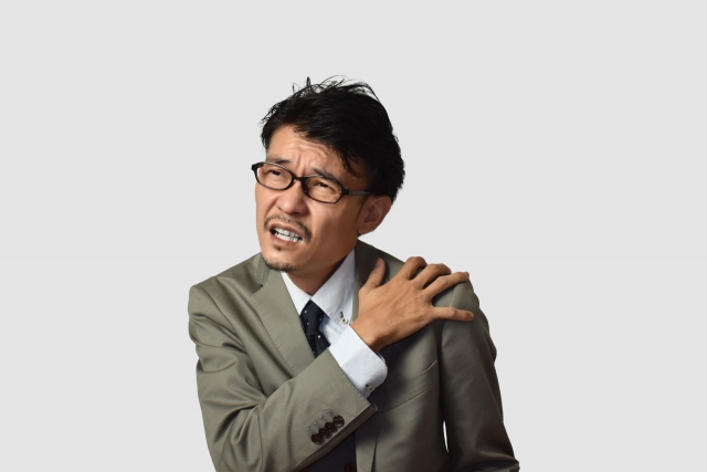 肩の痛みがつらい男性