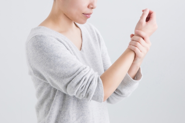 腱鞘炎で手首が痛い女性