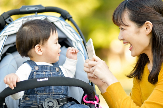 腱鞘炎が改善し、楽しそうに子供と接する女性