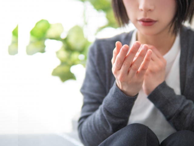 胸郭出口症候群で、手のしびれが気になる女性