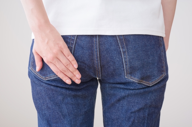お尻の痛みがある女性