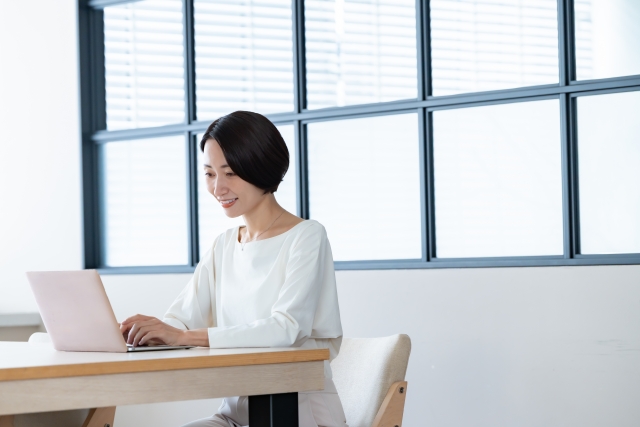 お尻の痛みも気にならず、デスクワークをする女性