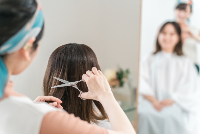 ばね指が改善し、仕事をする美容師