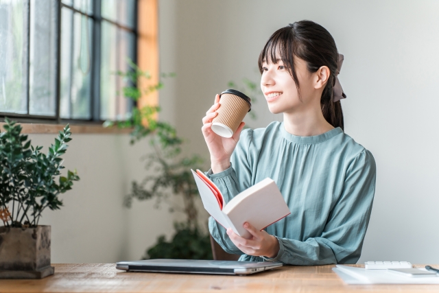 首こりが改善し、読書を楽しむ女性