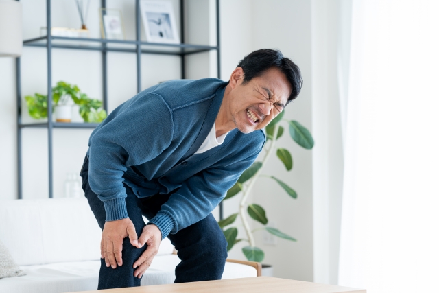 鵞足炎で膝が痛い男性