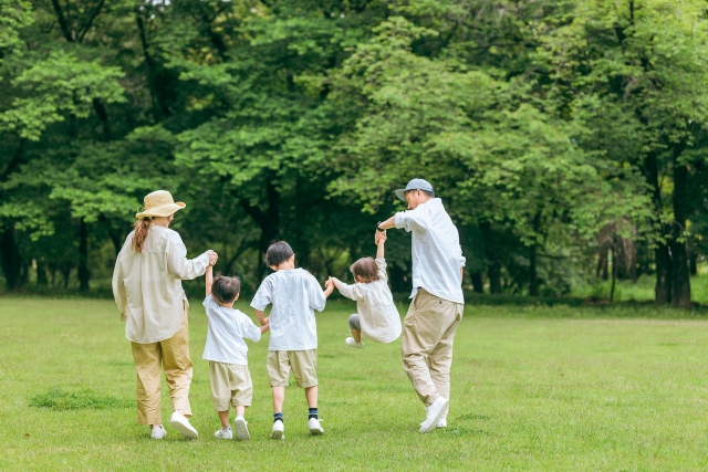 慢性腰痛が改善し、家族サービスをする夫婦